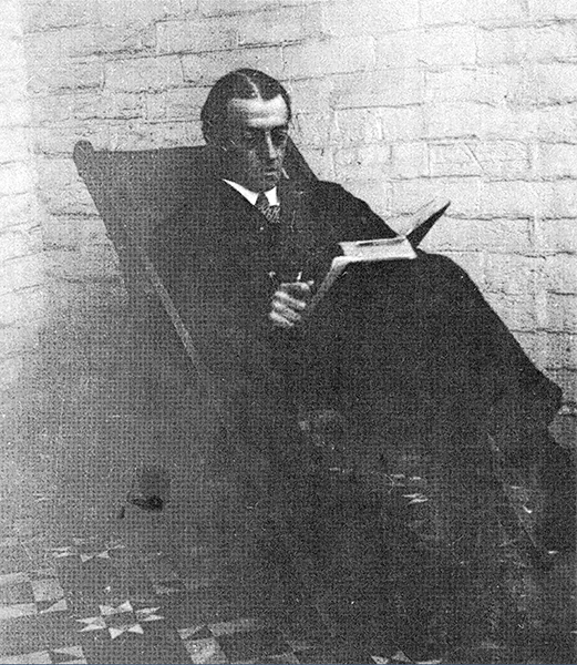 图 6 宾克典型坐姿，1920年左右。